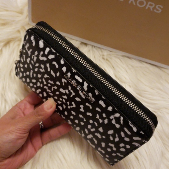 MK Jet Set Travel Leopard Leather Smartphone Wrist - Picture 7 of 8